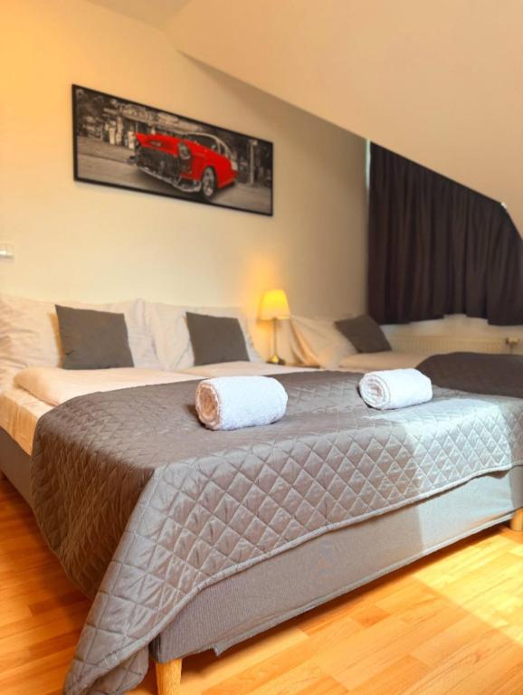 Postel nebo postele na pokoji v ubytování Entire 2nd floor of Villa with 3bedroom with large garden,BBQ,pool,sauna,free parking