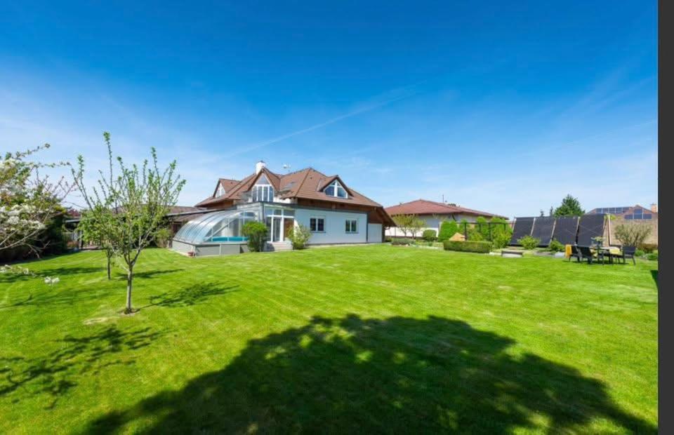 Zahrada ubytování Entire 2nd floor of Villa with 3bedroom with large garden,BBQ,pool,sauna,free parking
