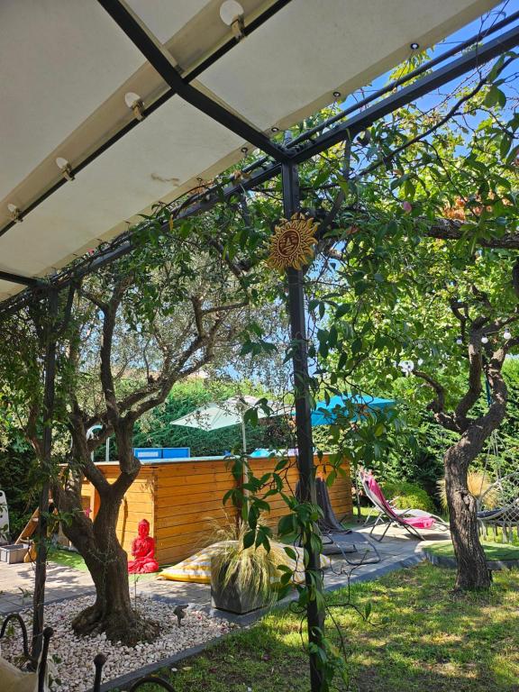 - un groupe d'arbres dans une cour avec tente dans l'établissement les lauriers roses, à Saint-Raphaël