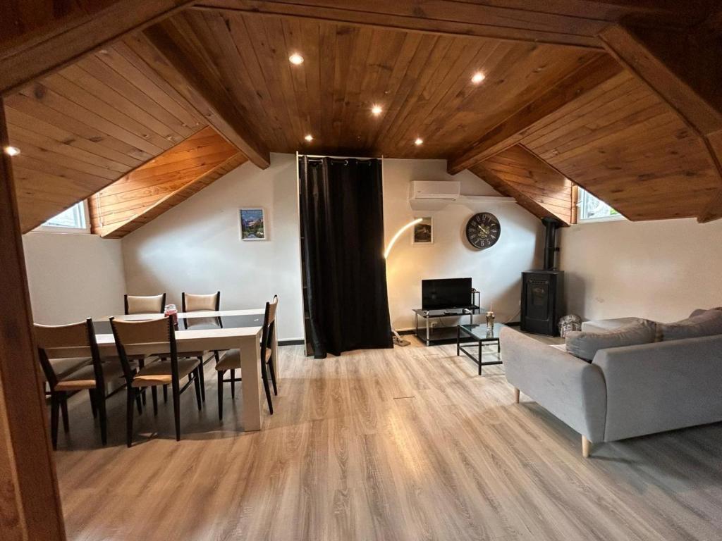 un salon avec une table et un canapé dans l'établissement Au pied du château T3, à Lourdes