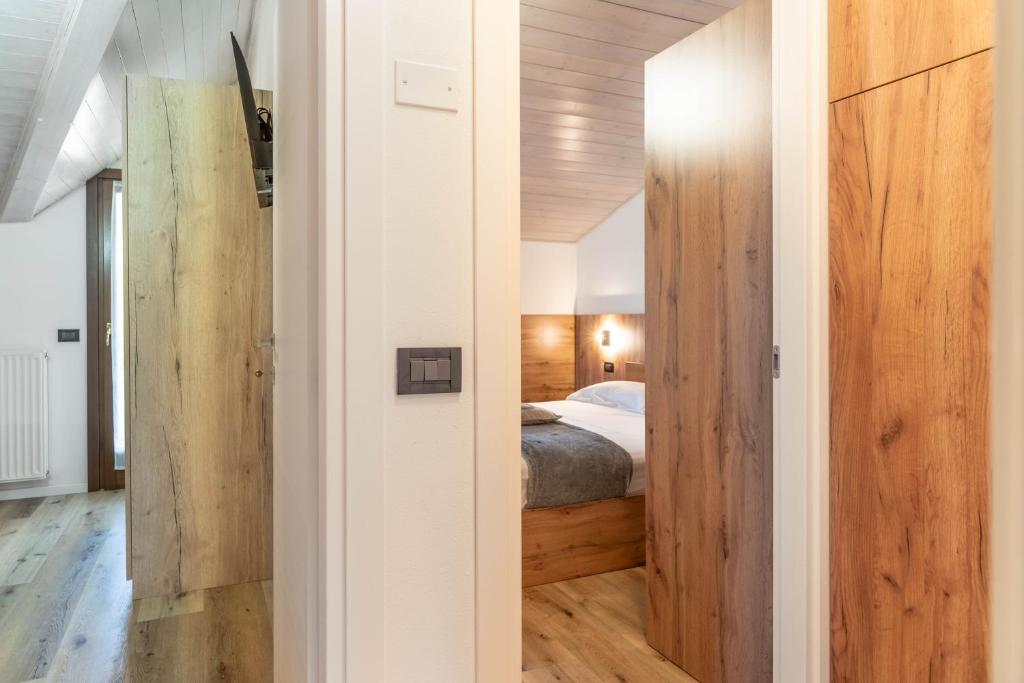 A bed or beds in a room at Fiore del Brenta 1 a 50 m dalla fermata dello skibus gratuito