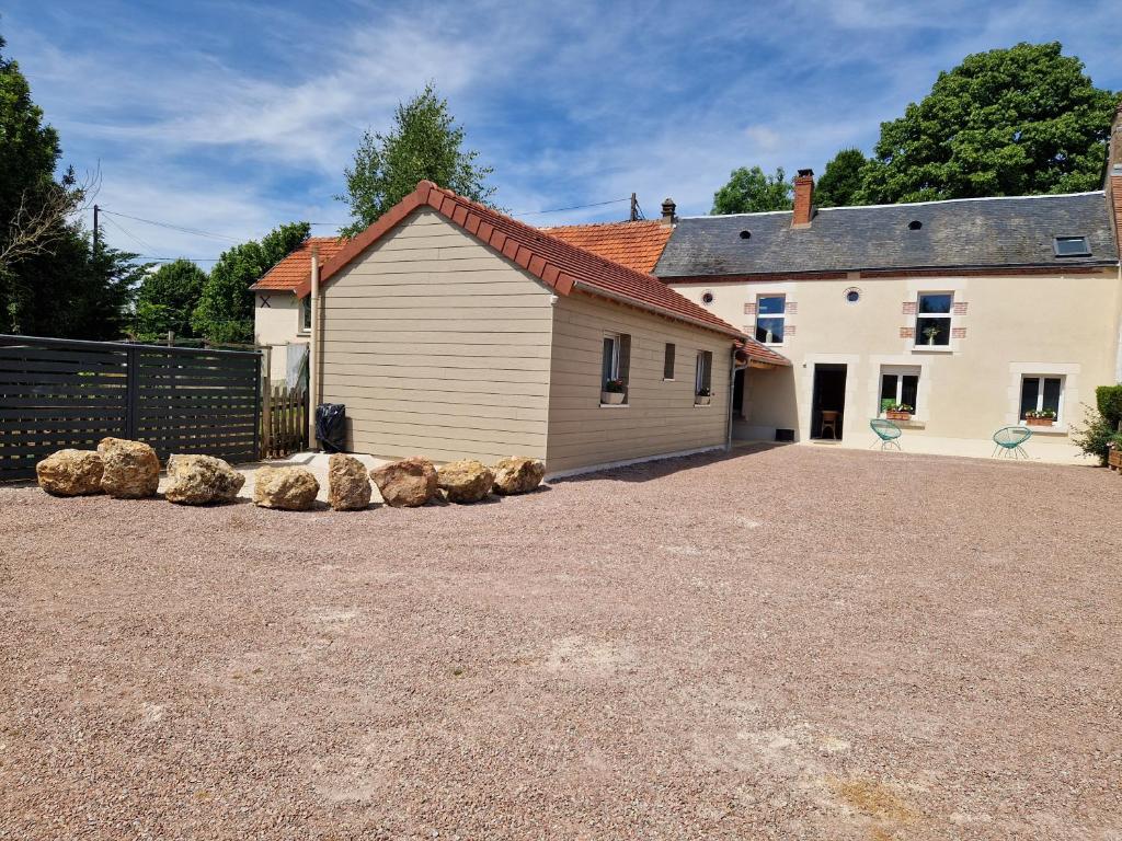 une maison avec un garage avec des moutons dans l'allée dans l'établissement Grande maison de vacances Les Champions, à Menetou-Râtel
