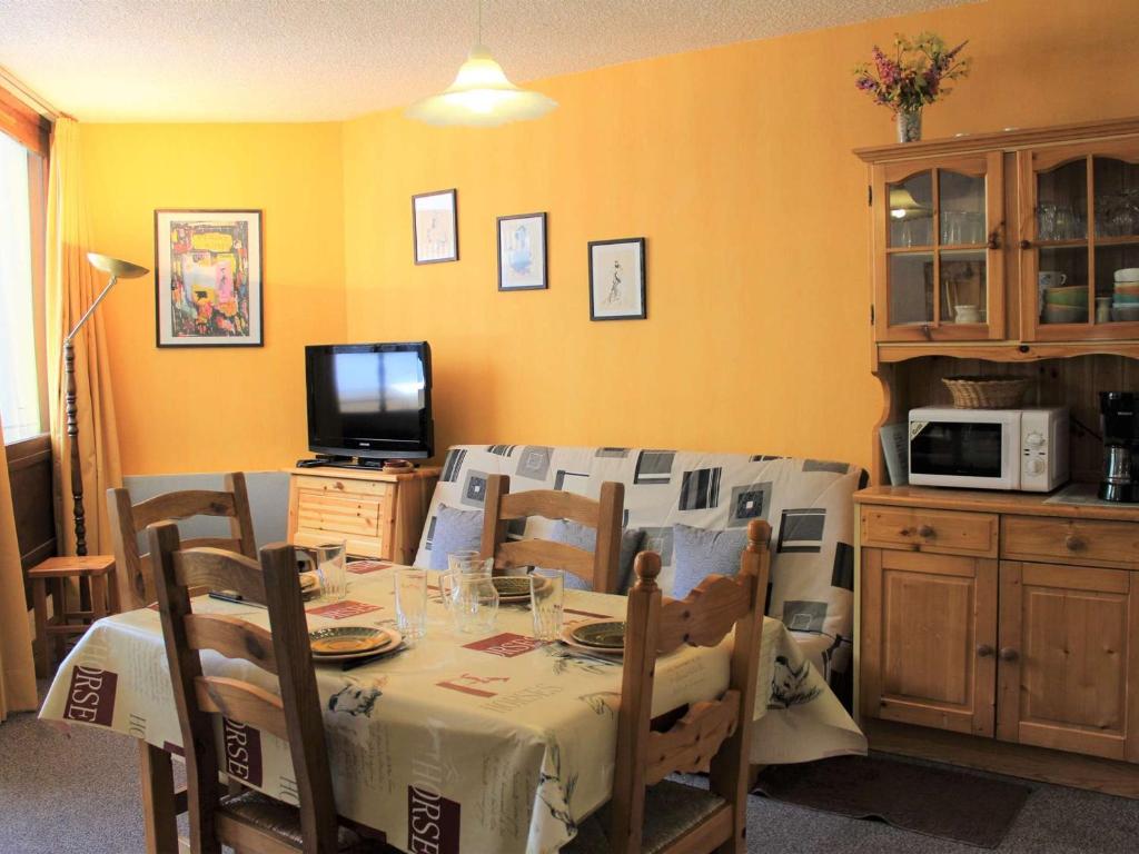 a dining room with a table and a television at Studio cabine avec coin nuit, 6 couchages, balcon, centre station Vars Les Claux, proche pistes et commerces - FR-1-330B-198 in Vars