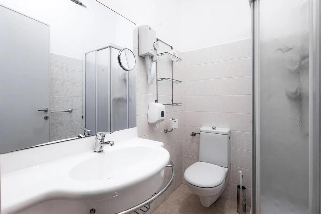 Koupelna v ubytování MC Hotel