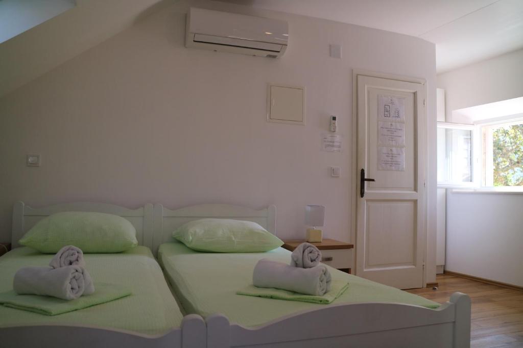 Postel nebo postele na pokoji v ubytování Studio Apartments & Rooms Lela, Sipan island