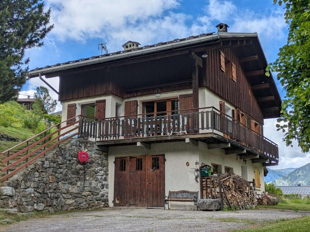 une maison avec un balcon au-dessus dans l'établissement Chalet familial 8 pers, calme, nature à Beaufort - FR-1-342-335, à Beaufort