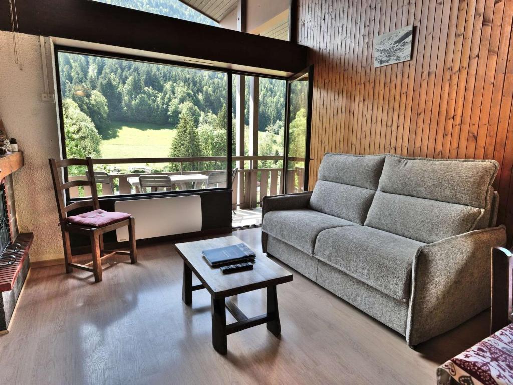 un salon avec un canapé et une table dans l'établissement Appartement 3 pièces + mezzanine, 71m², 7 pers, proche centre, balcon, garage - Grand-Bornand - FR-1-458-98, au Grand-Bornand
