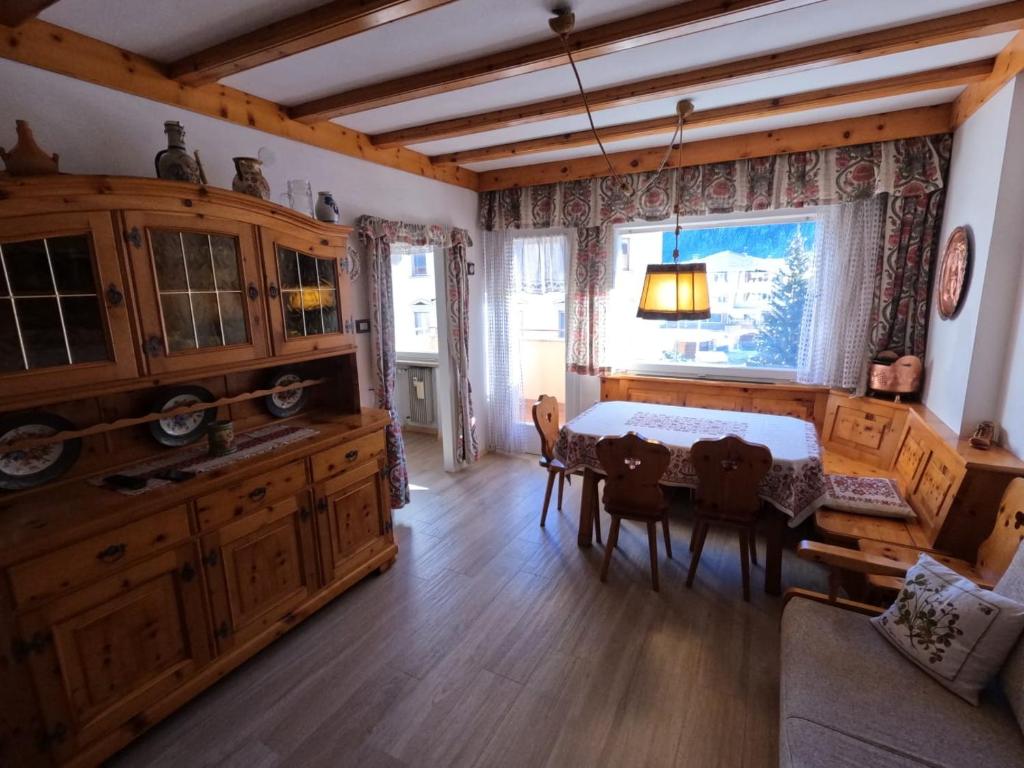 jadalnia ze stołem i oknem w obiekcie casa Daria w mieście Predazzo