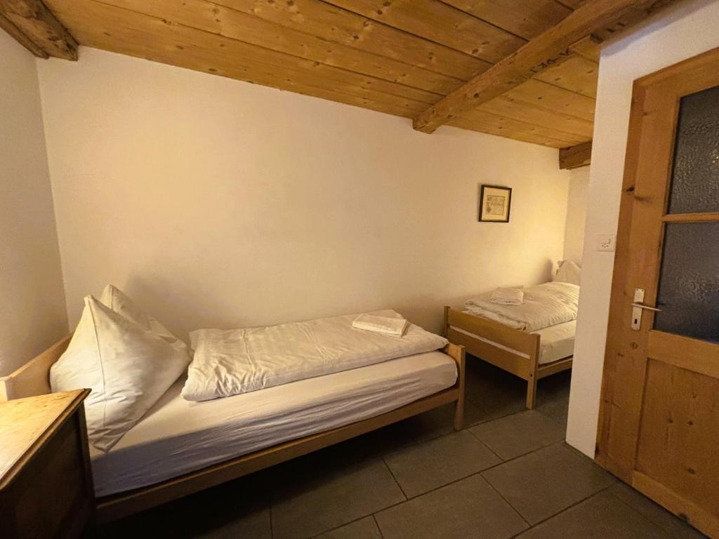 Postel nebo postele na pokoji v ubytování Haus Buol Bergün