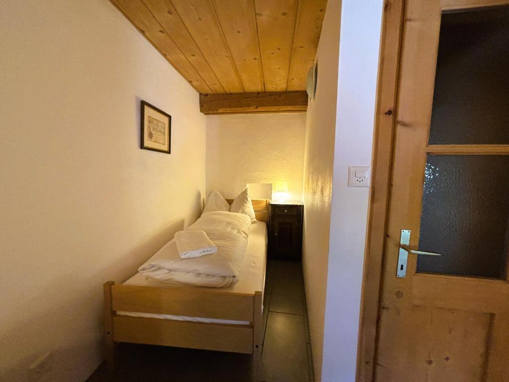 Postel nebo postele na pokoji v ubytování Haus Buol Bergün