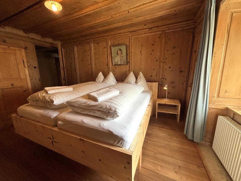 Postel nebo postele na pokoji v ubytování Haus Buol Bergün