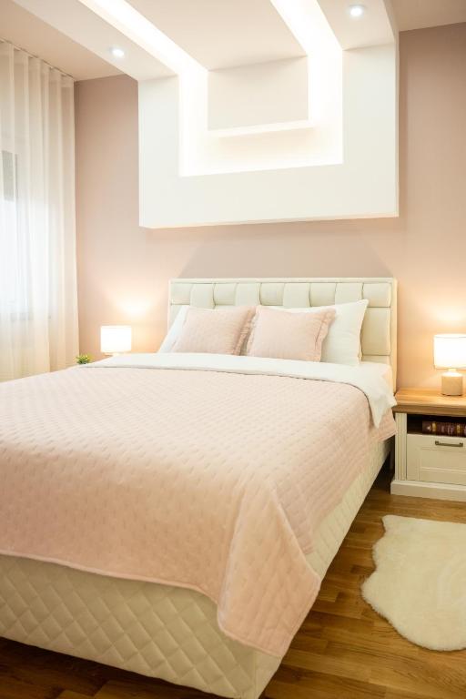 Postel nebo postele na pokoji v ubytování Cherry Lux Apartments