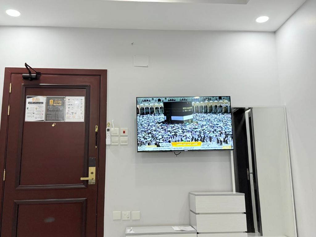 TV a/nebo společenská místnost v ubytování فندق الإطلالة الذهبية