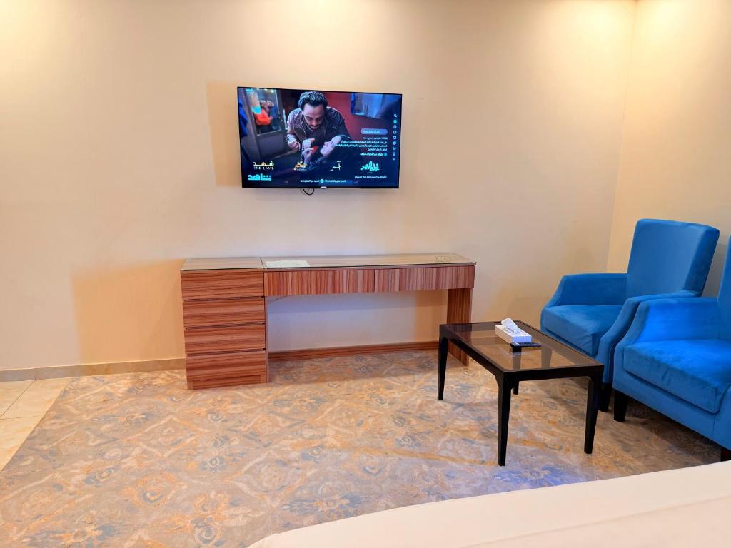 TV a/nebo společenská místnost v ubytování فندق الإطلالة الذهبية