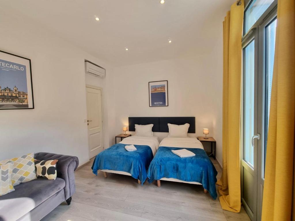 une chambre avec deux lits et un canapé dans l'établissement Villa BRIGITTE MONACO Parking et Terasse, à Beausoleil