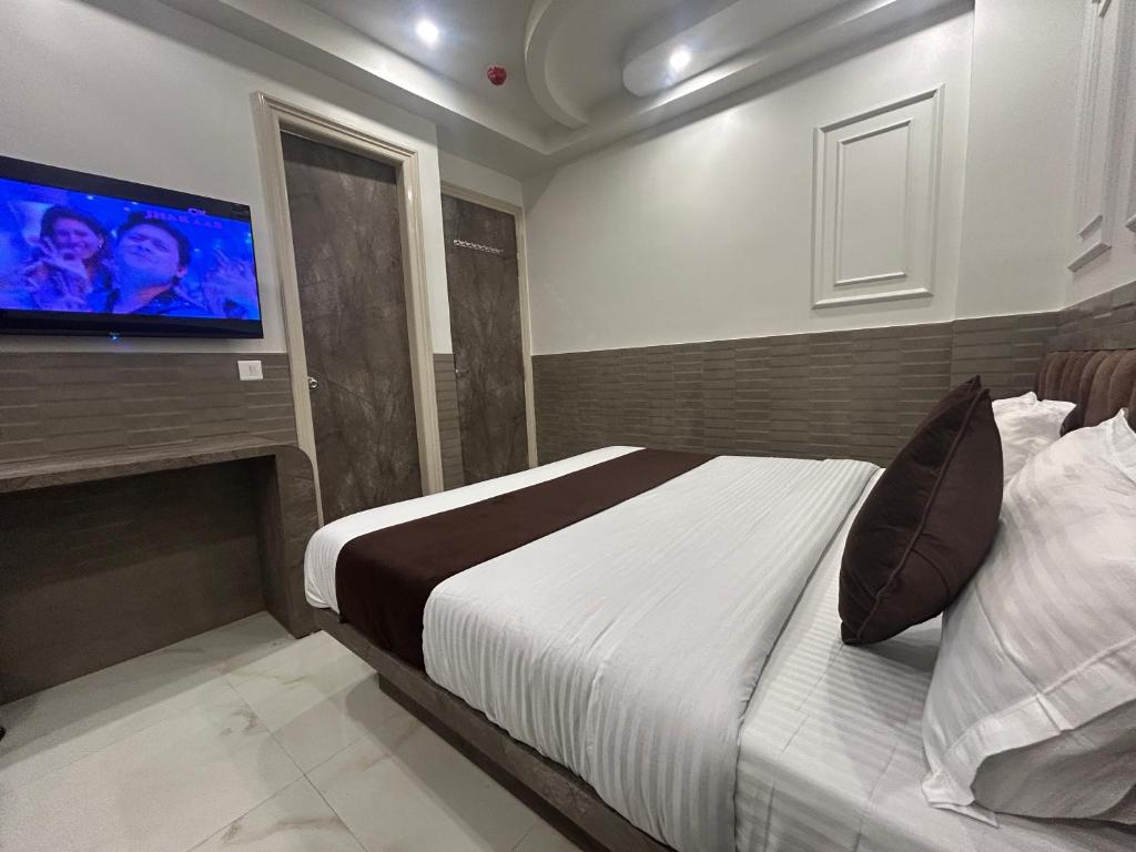 Postel nebo postele na pokoji v ubytování Hotel Shree Guru By VR Hotels