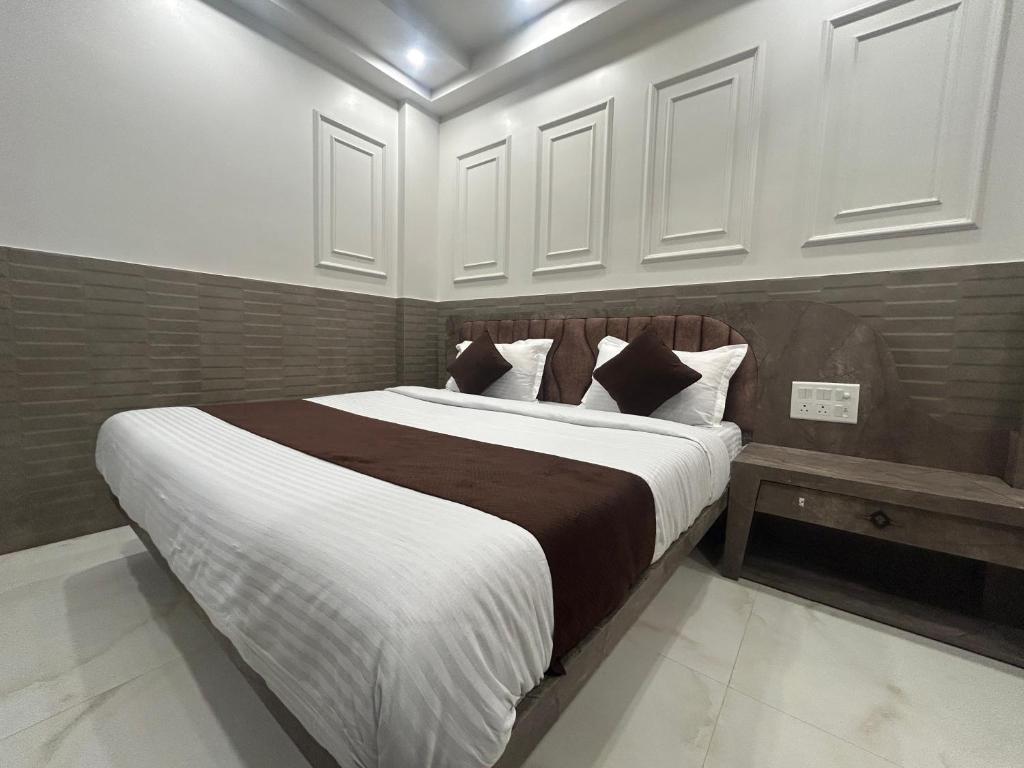 Postel nebo postele na pokoji v ubytování Hotel Shree Guru By VR Hotels