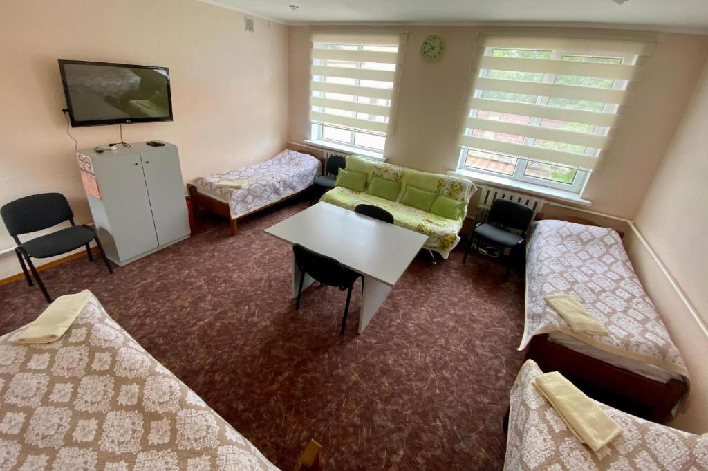 TV a/nebo společenská místnost v ubytování Tian-Shan Guest House