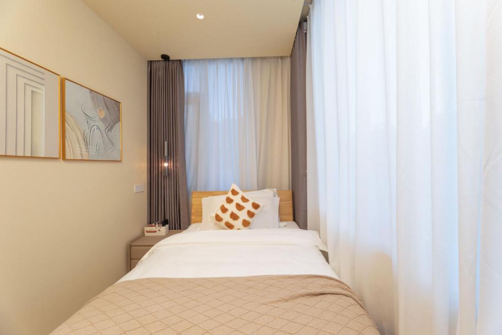 Postel nebo postele na pokoji v ubytování DreamHouse梦想家湖景民宿