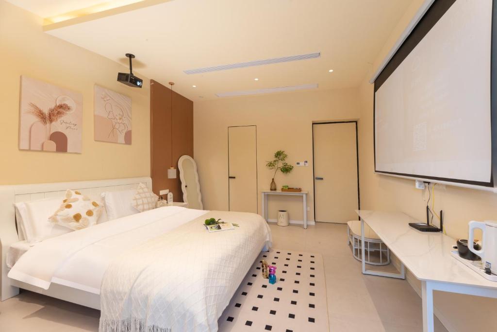 Postel nebo postele na pokoji v ubytování DreamHouse梦想家湖景民宿