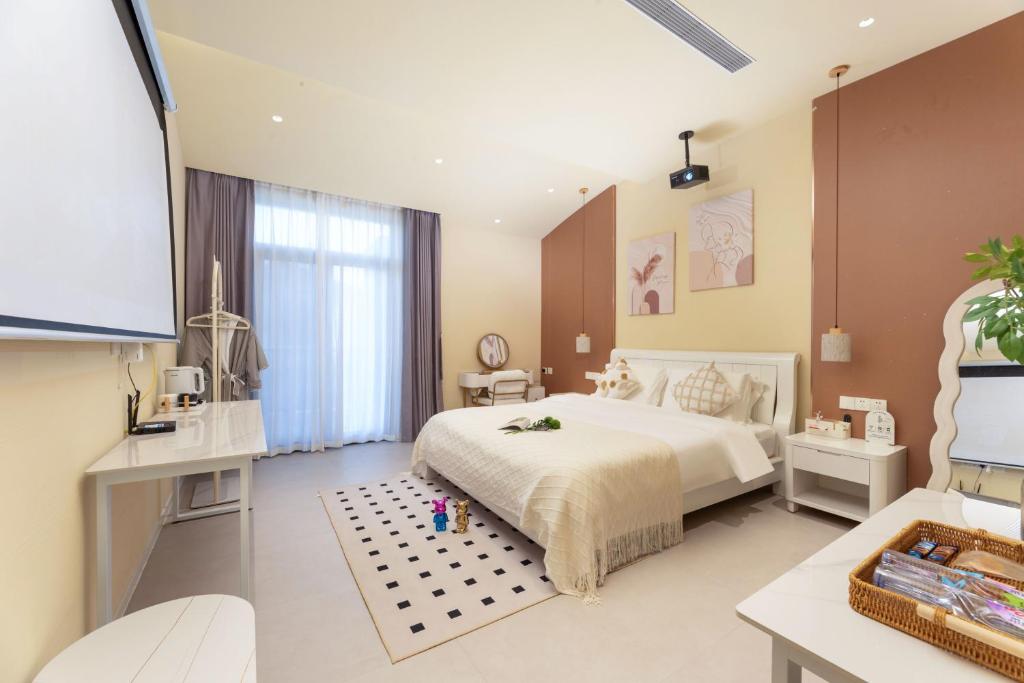 Postel nebo postele na pokoji v ubytování DreamHouse梦想家湖景民宿