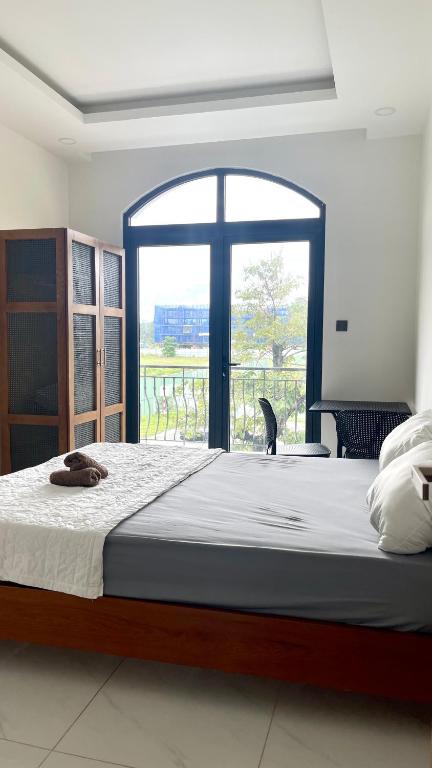 Postel nebo postele na pokoji v ubytování Hotel Amber View Beach Vinwonder Safari VietNam