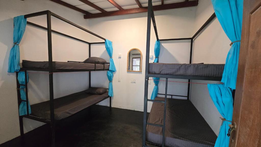 Palanda nebo palandy na pokoji v ubytování One Decision Hostel