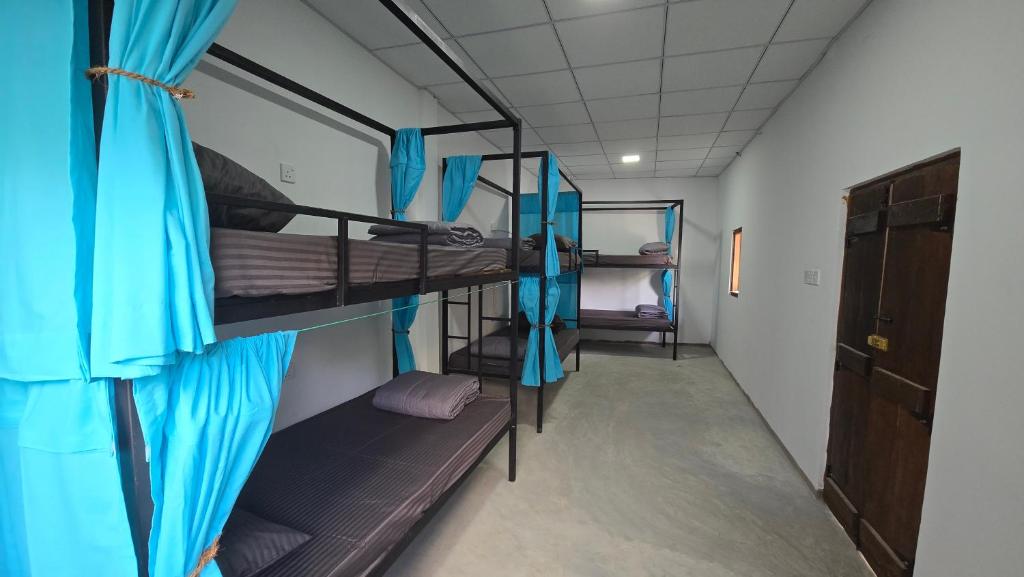 Palanda nebo palandy na pokoji v ubytování One Decision Hostel