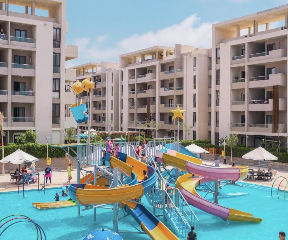 a water park at a resort with slides at شاليه عائلي في قرية جراند هيلز طابق أرضي بحديقة خاصة غرفتين نوم وريسبشن واسع in Dawwār ‘Abd Allāh