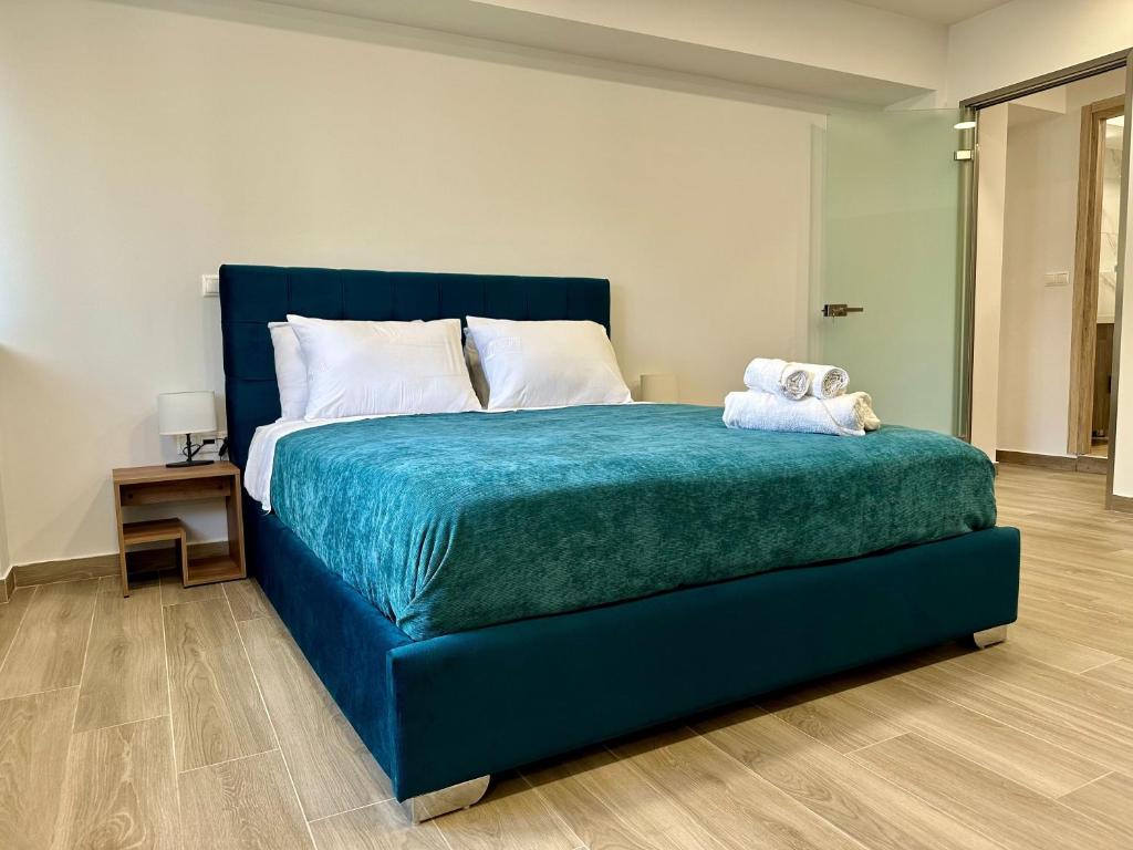 Un dormitorio con una cama azul con un osito de peluche. en Academys Modern Apartments by Athens Urban Retreat, en Atenas