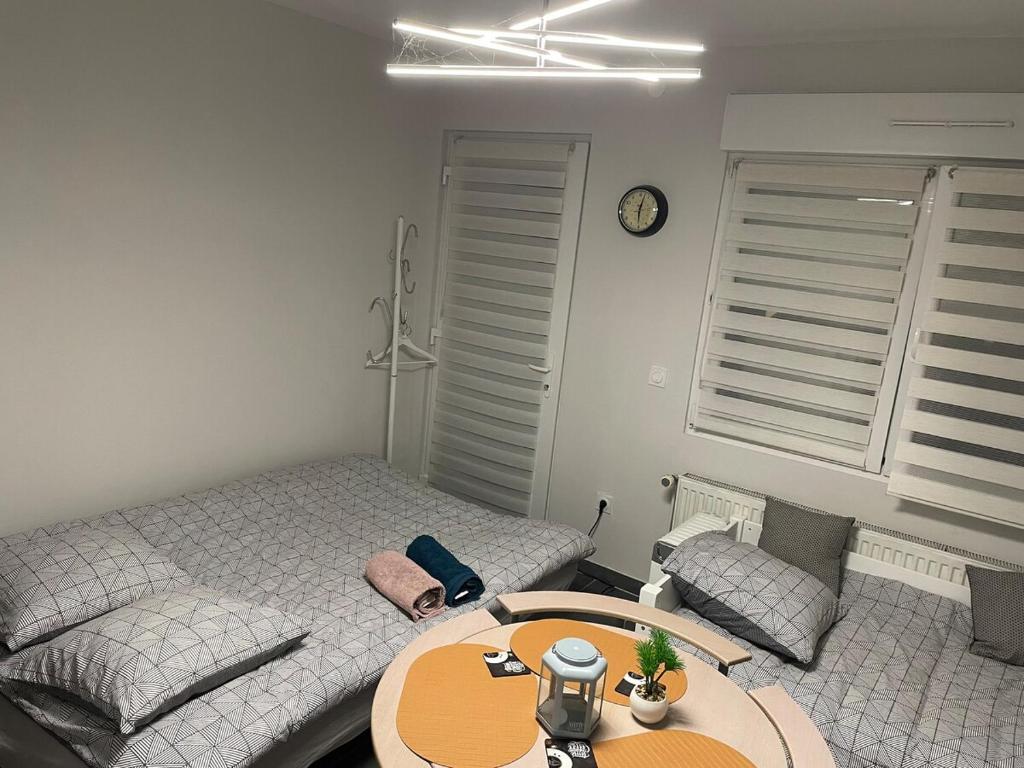 une pièce avec un lit et une table dedans dans l'établissement Studio Rénové avec parking et balcon, à Fegersheim