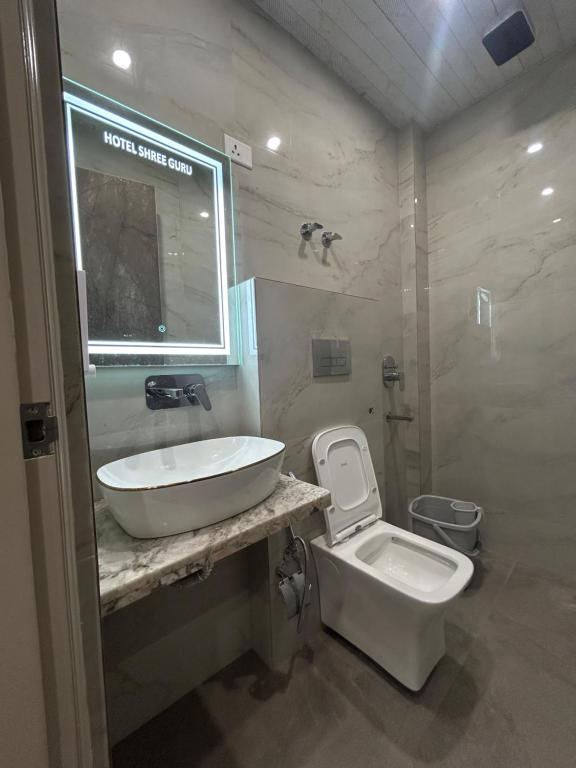 Koupelna v ubytování Hotel Shree Guru By VR Hotels