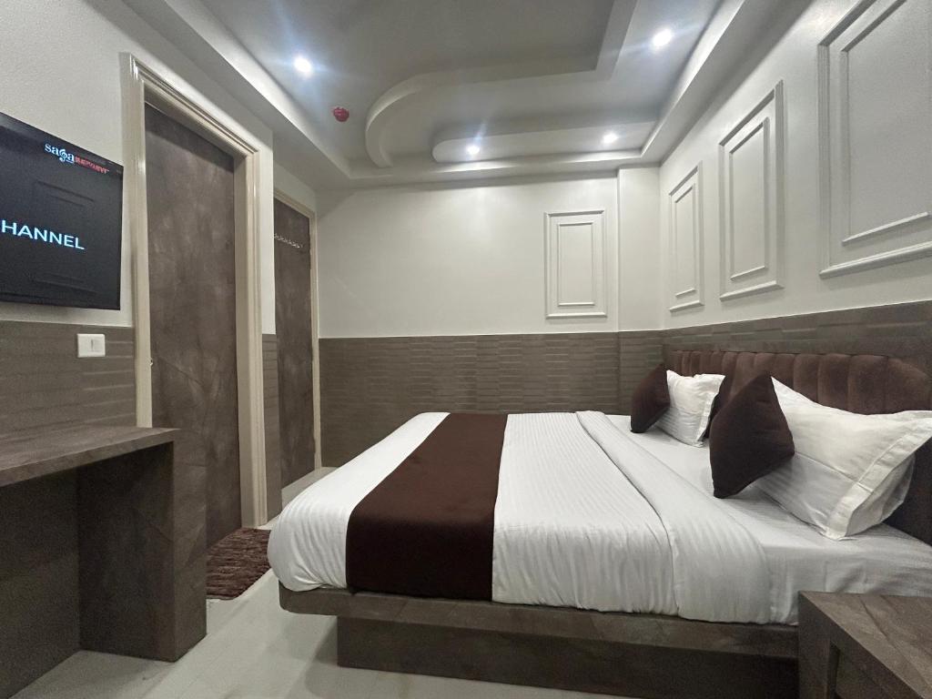Postel nebo postele na pokoji v ubytování Hotel Shree Guru By VR Hotels