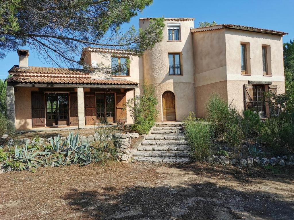 une maison ancienne avec un escalier en face de celle-ci dans l'établissement Bagnols-en-Forêt, promo semaine du 26 juillet, pool et villa privative, 8 personne, très beau site, à Bagnols-en-Forêt