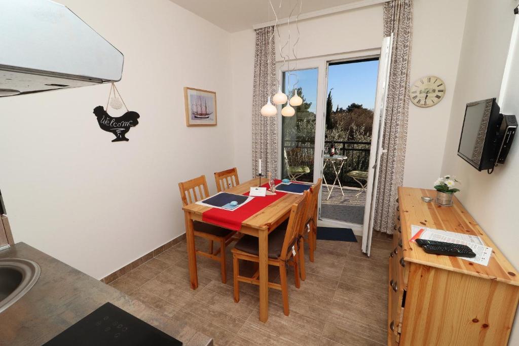 TV a/nebo společenská místnost v ubytování Apartments Trstenica