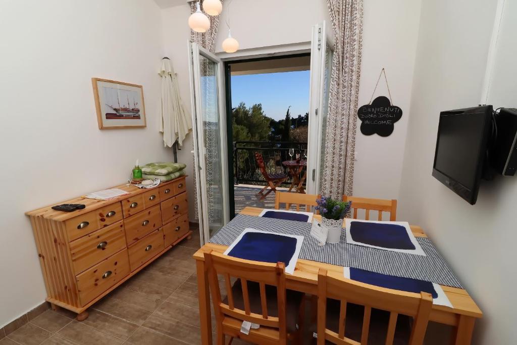 TV a/nebo společenská místnost v ubytování Apartments Trstenica