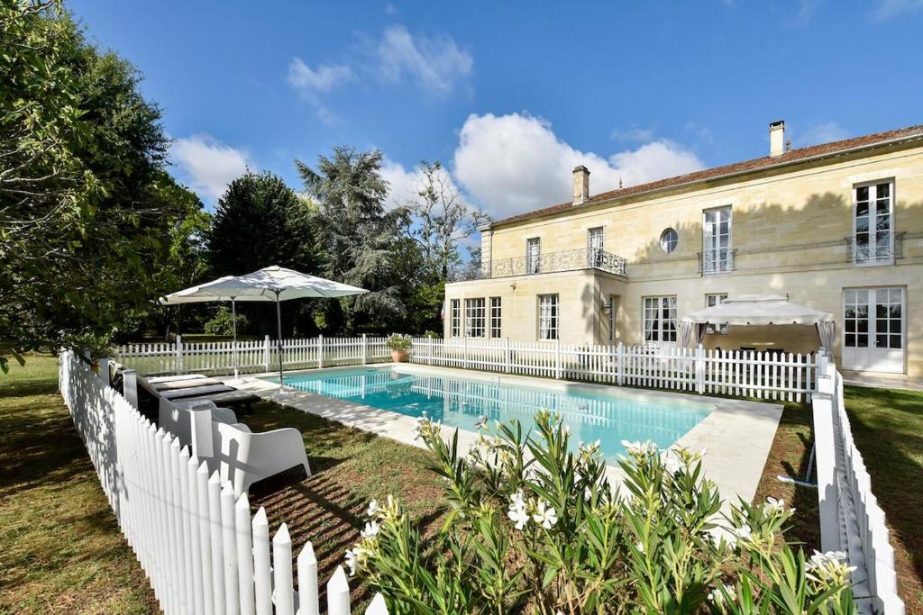 une piscine devant une maison dans l'établissement Belle demeure XIXè au coeur des vignes, à Cambes