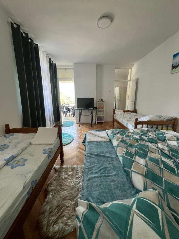 Postel nebo postele na pokoji v ubytování Lake City Apartment
