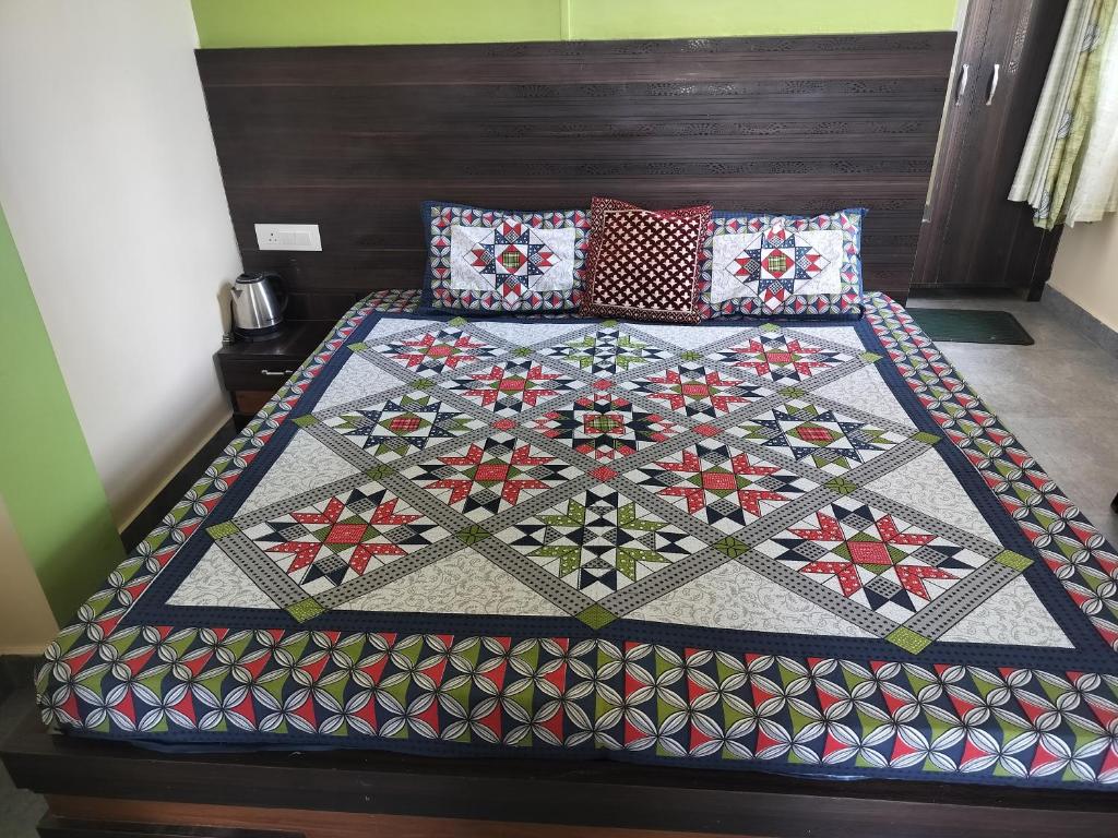 Postel nebo postele na pokoji v ubytování Tree Valley Homestay Chail