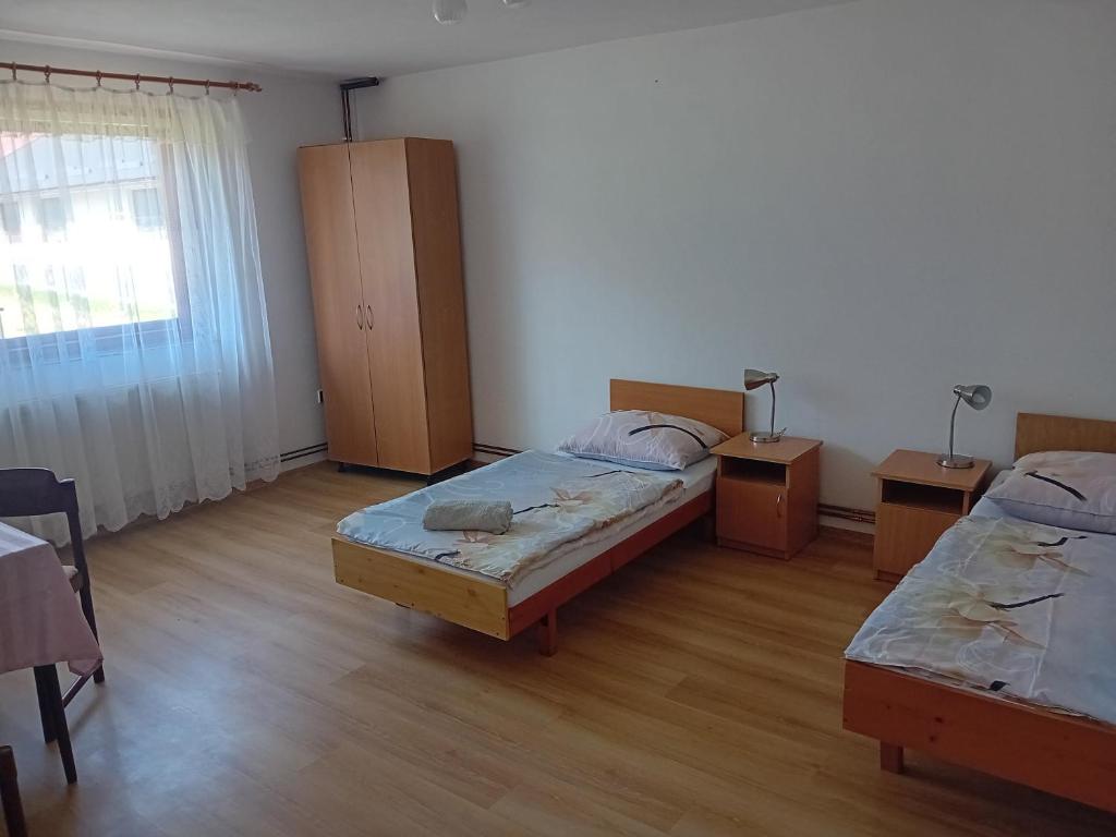 Postel nebo postele na pokoji v ubytování ubytovanie v súkromí Suvada
