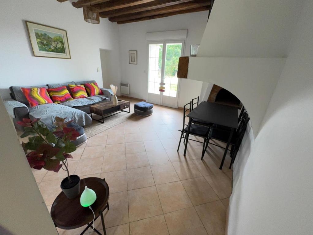 un salon avec un canapé et une table dans l'établissement Maison campagne proche Disney au calme, à Saint-Cyr-sur-Morin