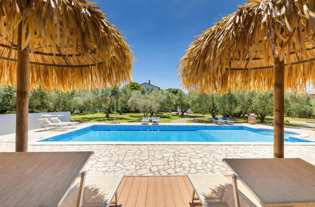 Marceta - Apartments & Rooms with Swimming Pool