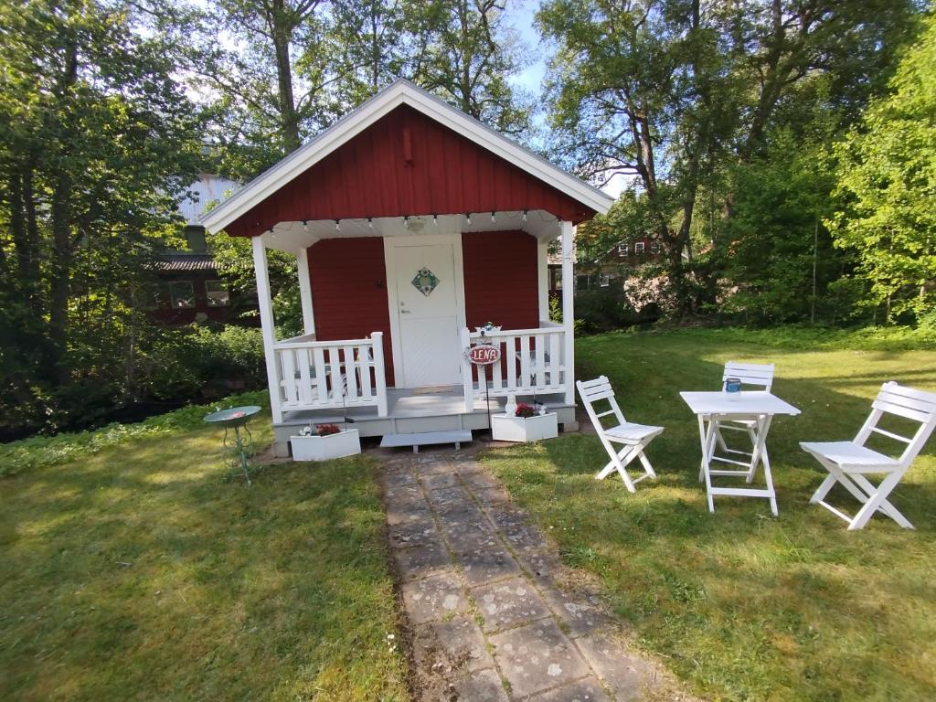 a red and white gazebo with a table and chairs at Apartment Lena 