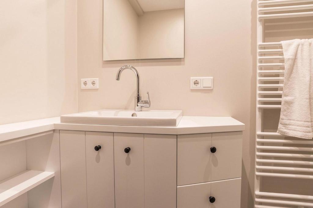 Koupelna v ubytování Hochwertig möblierte 2-Zimmer-Wohnung mit Balkon