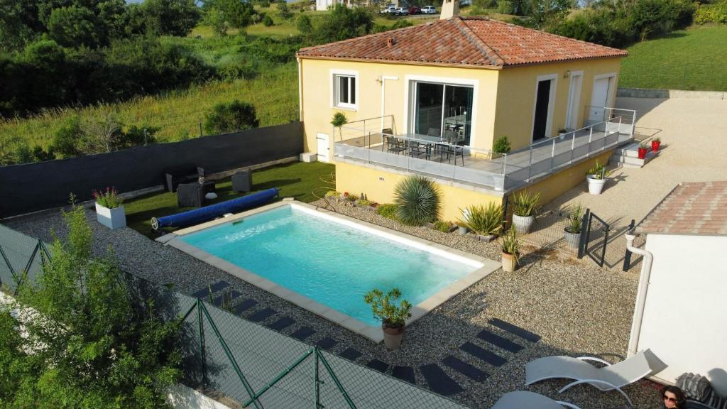une vue aérienne d'une maison avec piscine dans l'établissement Charmante maison lumineuse avec piscine, jolie vue, à Potelières