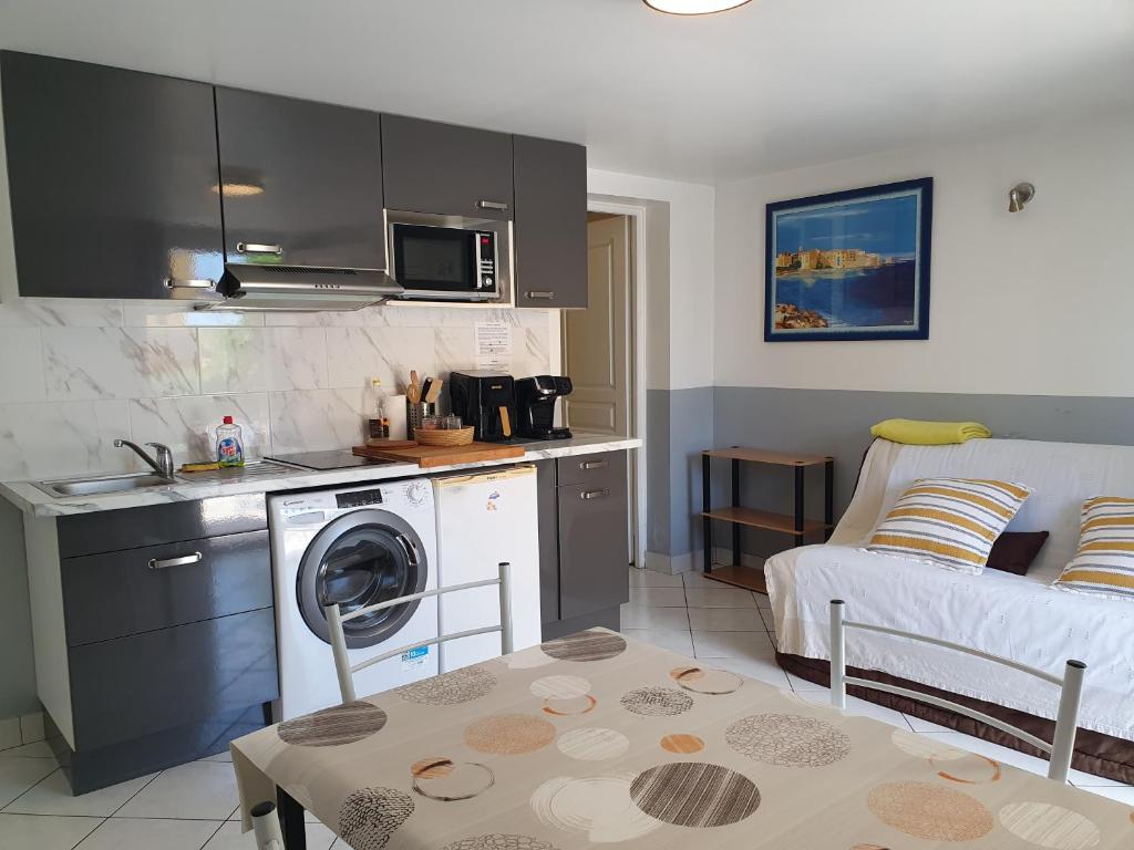 Photo de la galerie de l'établissement Appartement indépendant dans maison avec parking gratuit, à Grasse