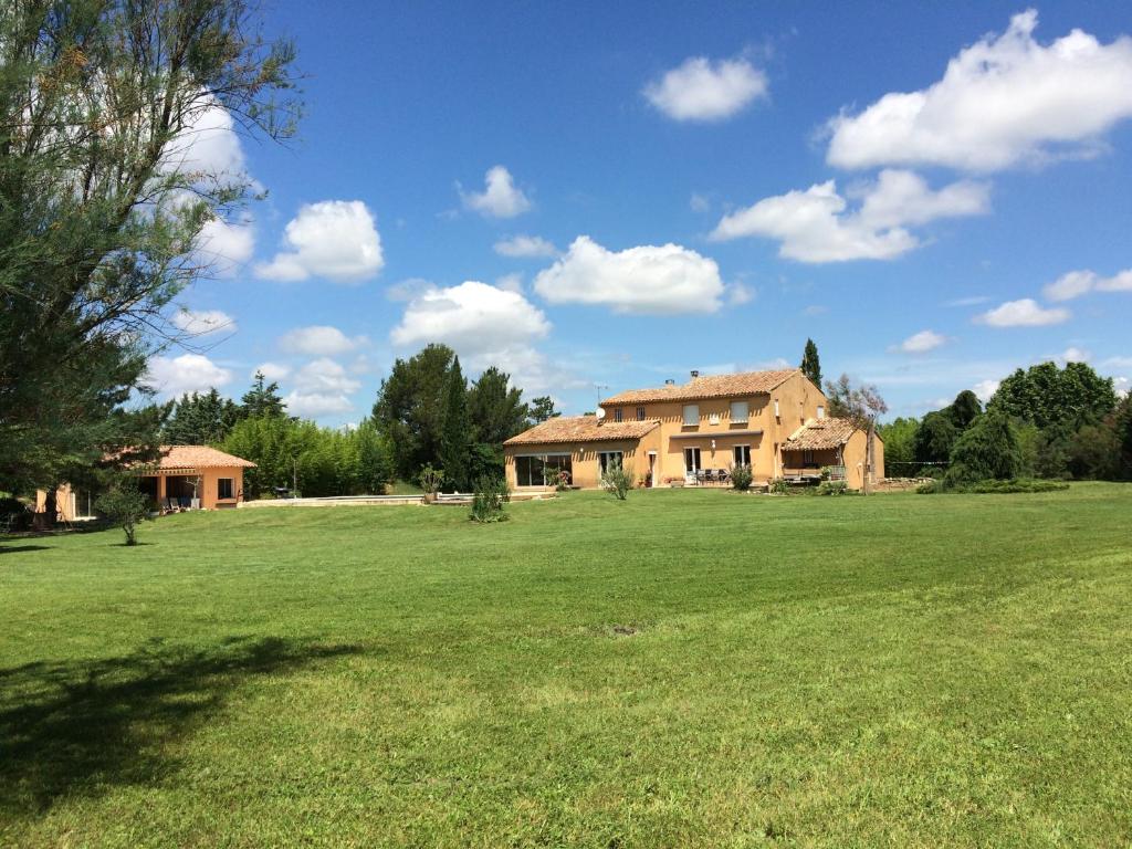 une grande pelouse avec une maison en arrière-plan dans l'établissement Grande maison avec piscine, à Aix-en-Provence