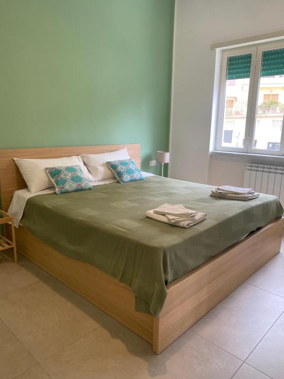 una camera da letto con un letto con due asciugamani sopra di Il Rosmarino a Napoli
