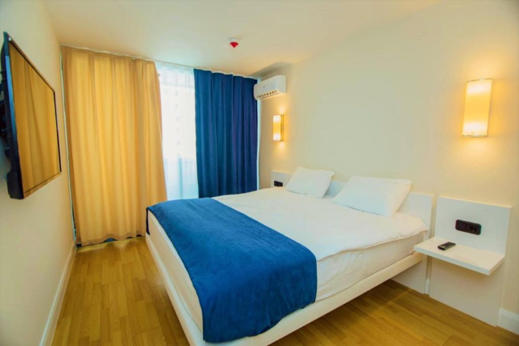 Ένα ή περισσότερα κρεβάτια σε δωμάτιο στο PANORAMA Suites - City Center Sea View