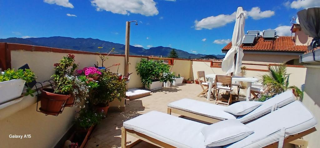 プーラにあるAltavistaのバルコニーに椅子とテーブルが置かれたパティオ